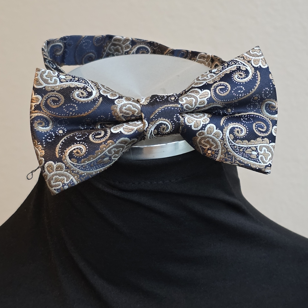Elegant Paisley Bow Tie